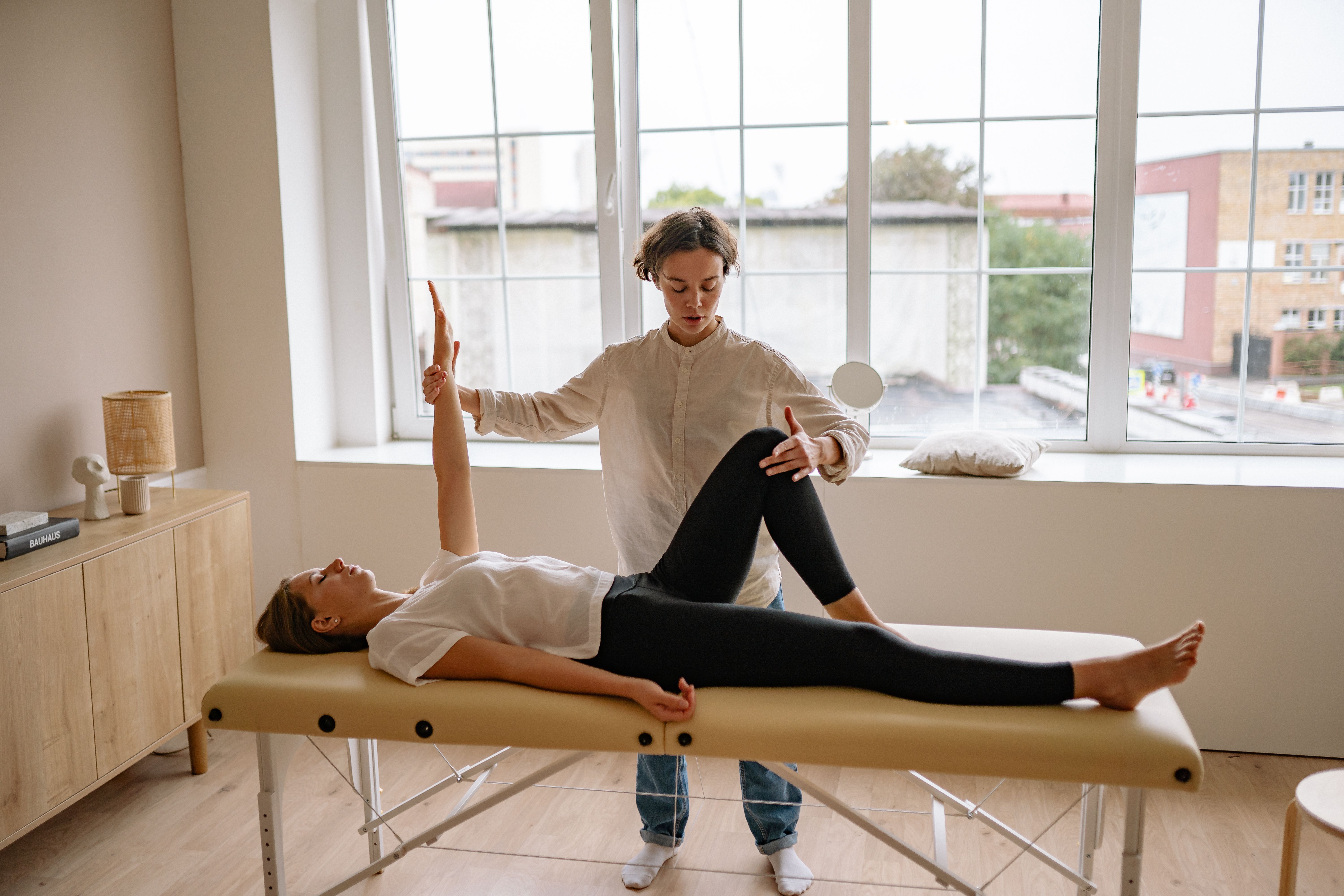 Profesional de la salud atendiendo paciente